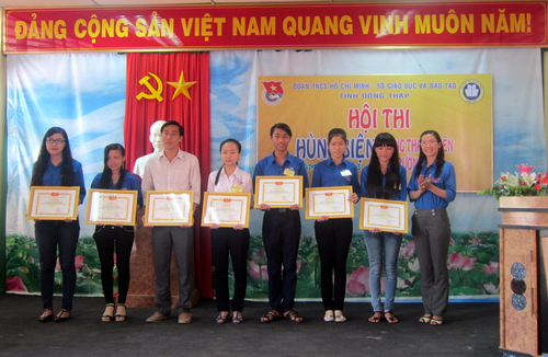 Đồng chí Đỗ Thị Thanh Trang - Phó Bí thư Thường trực Tỉnh Đoàn trao giải  khuyến khích cho các thí sinh